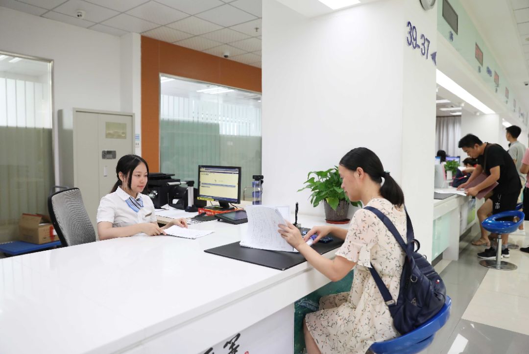 @龍華人，家門口即可辦理社保業(yè)務(wù)！首批52項(xiàng)業(yè)務(wù)進(jìn)駐區(qū)、街道7個(gè)行政服務(wù)大廳